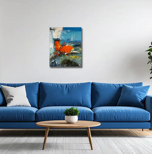 Abstraktes Gemälde, verwischte Farben, ein großes rotes Farbfeld beherrscht das Gemälsde, an einer hellen Wand hängend mit blauem Sofa