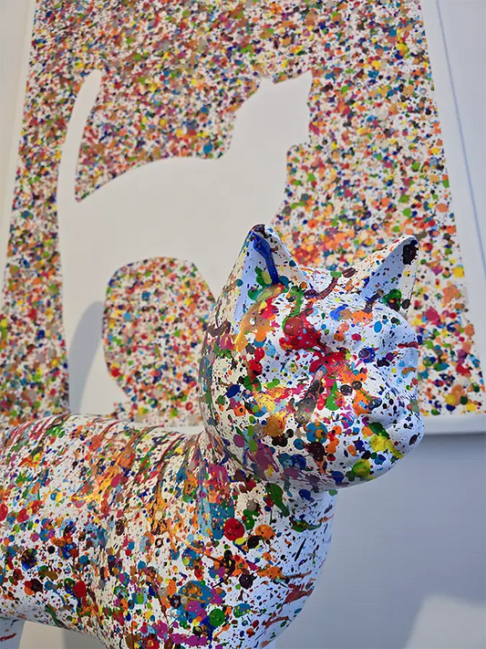 Eine bunte Katze steht vor einer bunten Leinwand mit den Umrissen der Katze, Details der Katze, 120 x 150 cm, Mareike Prikling, Kunst-Direkt.de