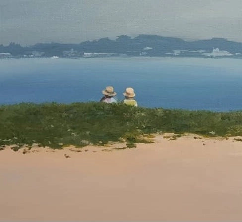 Detailaufnahme Zwei Damen am Strand – Figuren am Wasser, Strandatmosphäre in warmen Sandtönen und Meeresblau, Britta Kröger | Kunst-Direkt.de
