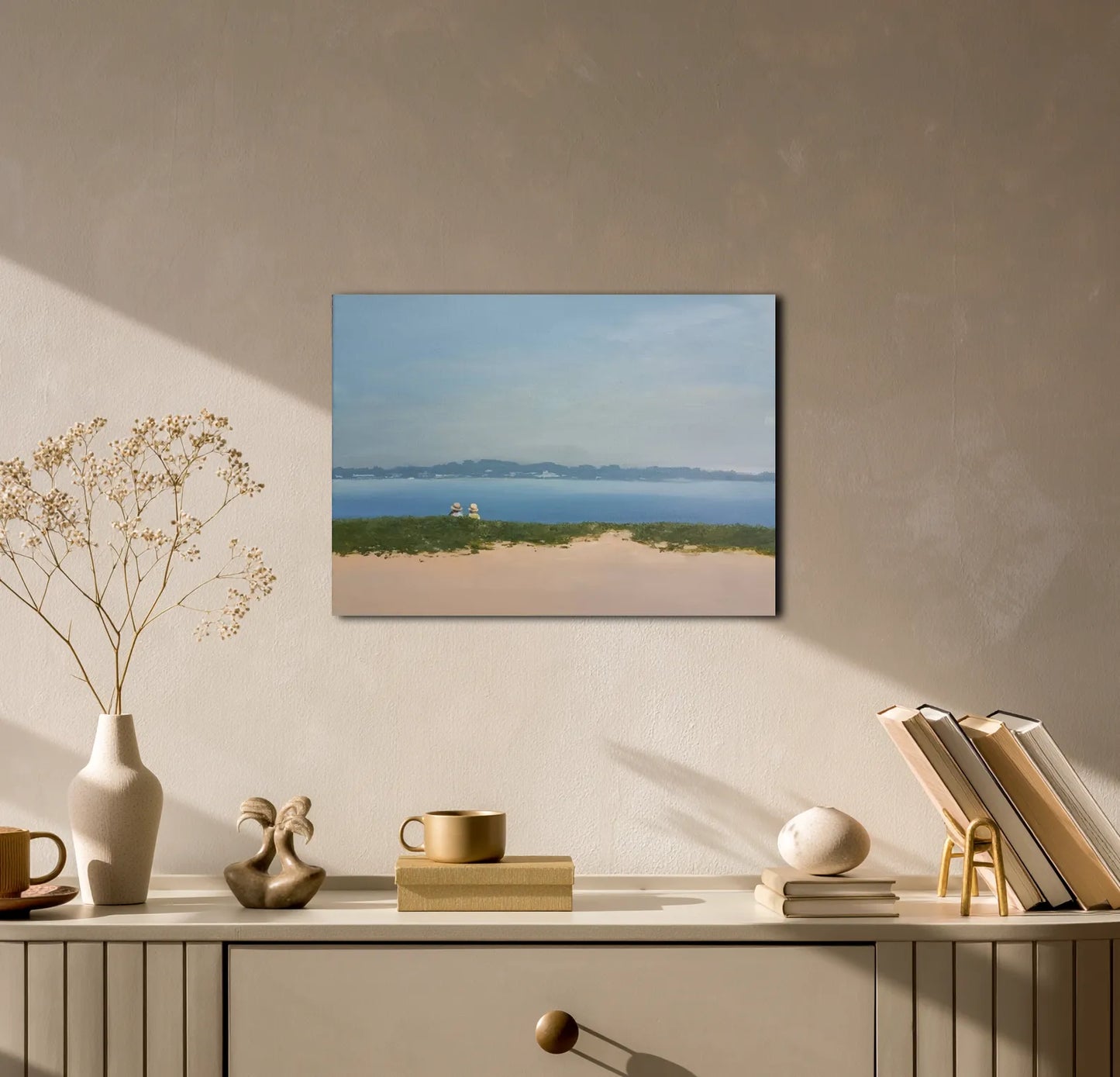 Zwei Damen am Strand von Britta Kröger an der Wand – Original-Acrylgemälde, 30x40 cm, figurative Strandmalerei, signiertes Unikat | Kunst-Direkt.de
