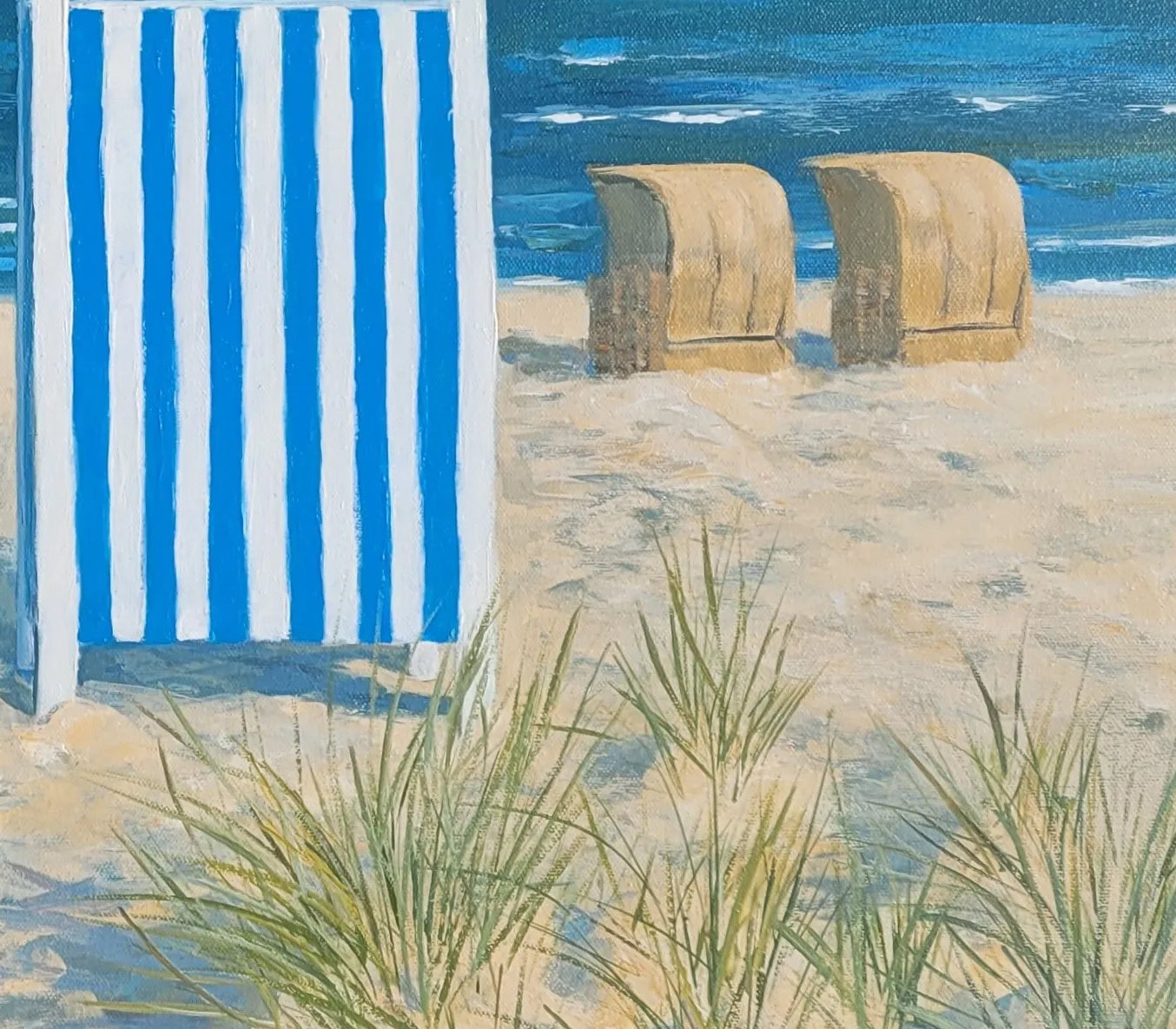 Detailaufnahme Badehäuschen – Farbenfrohe Strandarchitektur, warme Sandtöne und Meeresblau, nordische Küstenmalerei, Britta Kröger | Kunst-Direkt.de
