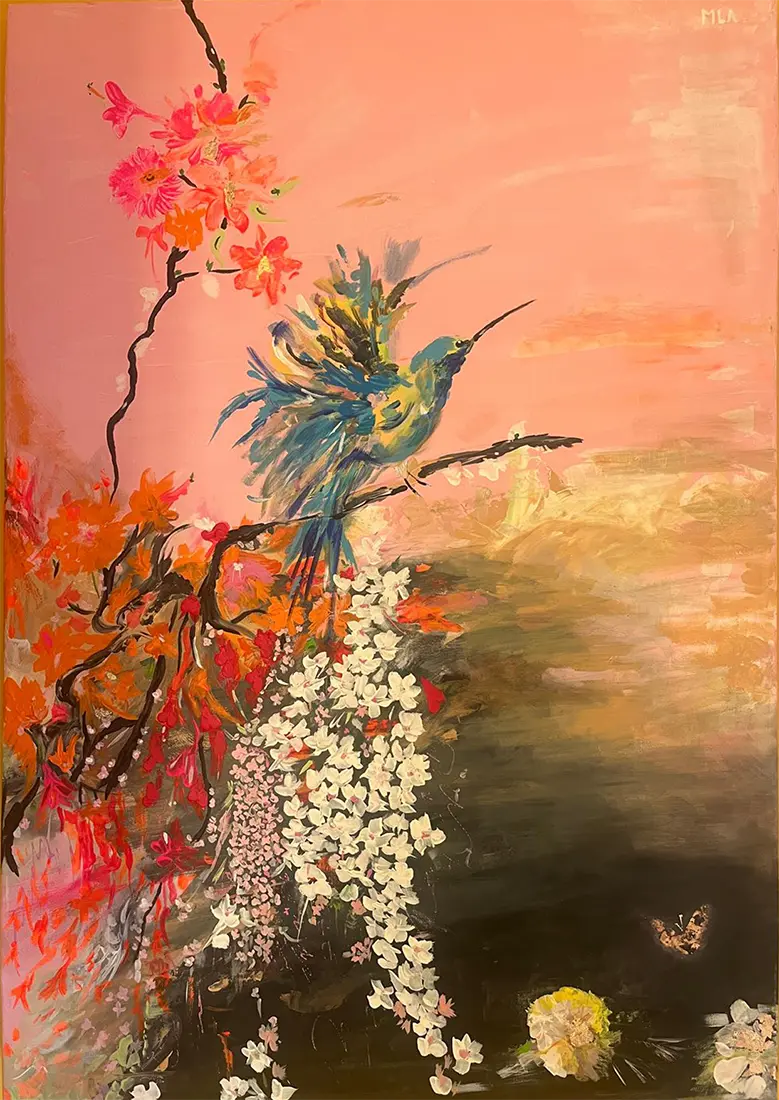Farbenfrohes Acrylgemälde „Kolibri“ von Maren Lüke-Amato (70x100 cm). Ein blau-grüner Kolibri sitzt auf einem Zweig, umgeben von leuchtend pinken und orangefarbenen Blüten vor einem warmen, pfirsichfarbenen Hintergrund. Herabfallende weiße Blüten und ein kleiner Schmetterling ergänzen die Szene.