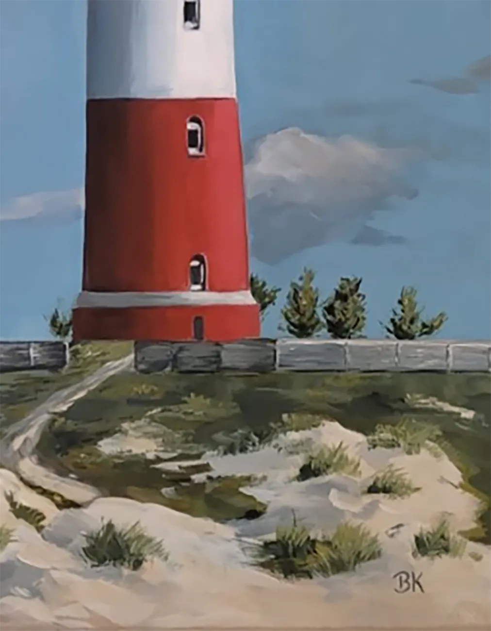 Detailaufnahme Leuchtturm – Klassisch rot-weiß gestreifter Leuchtturm mit Laterne, gewundener Pfad durch Sanddünen, Britta Kröger | Kunst-Direkt.de
