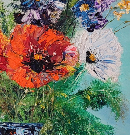 Detailaufnahme Mohnblüte – Massive Farbschichten in Rot und Orange, blau-strukturierte Vase, Roger Ziereisen | Kunst-Direkt.de