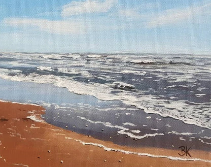 Detailaufnahme Nordsee – Geschwungene Wasserlinie mit Gischtweiß, silhouettenartige Spaziergänger am Horizont, Britta Kröger | Kunst-Direkt.de
