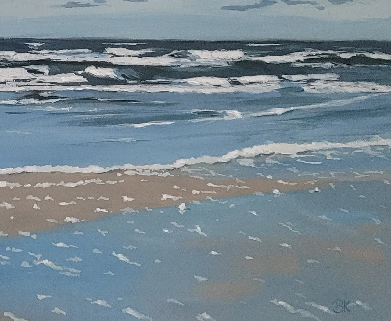 Detailaufnahme Nordsee mit Schaumkronen – Feines Gischtweiß der Schaumkronen auf Marineblau, zarte Wolkenspiegelungen im auslaufenden Wasser, Britta Kröger | Kunst-Direkt.de
