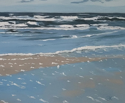 Detailaufnahme Nordsee mit Schaumkronen – Feines Gischtweiß der Schaumkronen auf Marineblau, zarte Wolkenspiegelungen im auslaufenden Wasser, Britta Kröger | Kunst-Direkt.de
