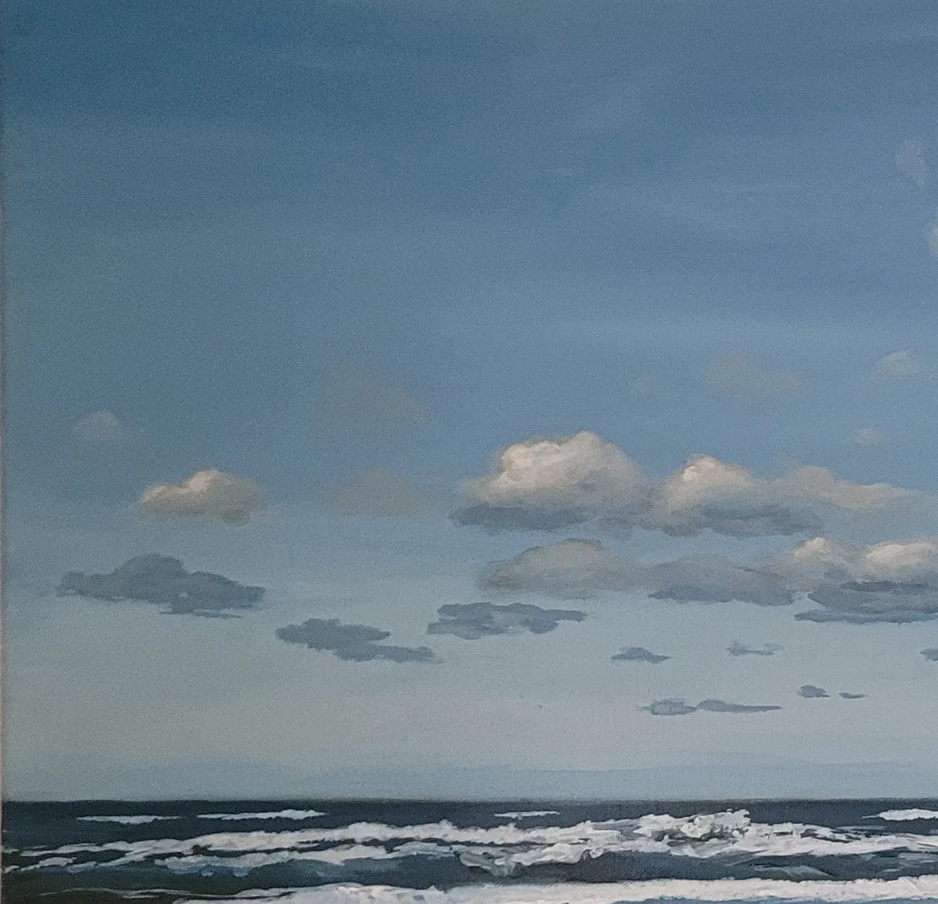 Detailaufnahme Nordsee mit Schaumkronen – Weiter Horizont mit Kumuluswolken, Sand- und Beigetöne im Spiegelwasser, Meeresfrische, Britta Kröger | Kunst-Direkt.de
