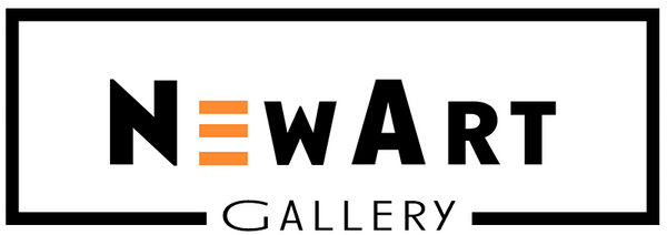 das Logo von Newart.gallery, rechteckig, schwarze Typo mit orangefarbenen streifen