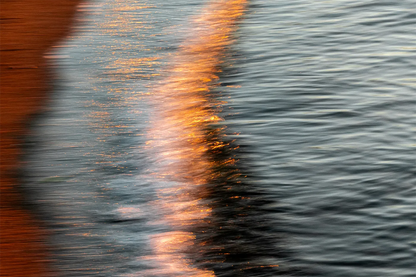 Abstrakte Fotokunst Tension von Malte Lüdemann – Vertikale glühende Lichtlinie auf den dunklen Elbwellen in Hamburg, 90 x 60 cm und 120 x 80 cm, Kunst-Direkt.de / Newart.gallery