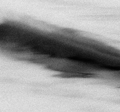Detailansicht The Beauty of Confrontation Malte Lüdemann – Feine monochrome Körnung, weiche Wischspuren und grafischer Kontrast aus Tiefschwarz und Nebelweiß