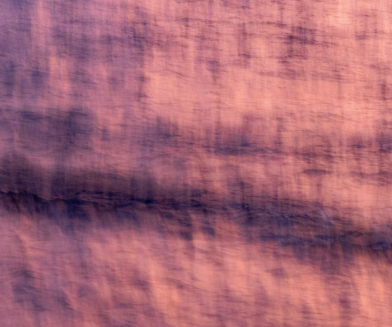 Detailansicht Tides misaligned Malte Lüdemann – Malerische Texturen, feine Wischspuren und horizontale Wellenkante in samtigen Erdtönen