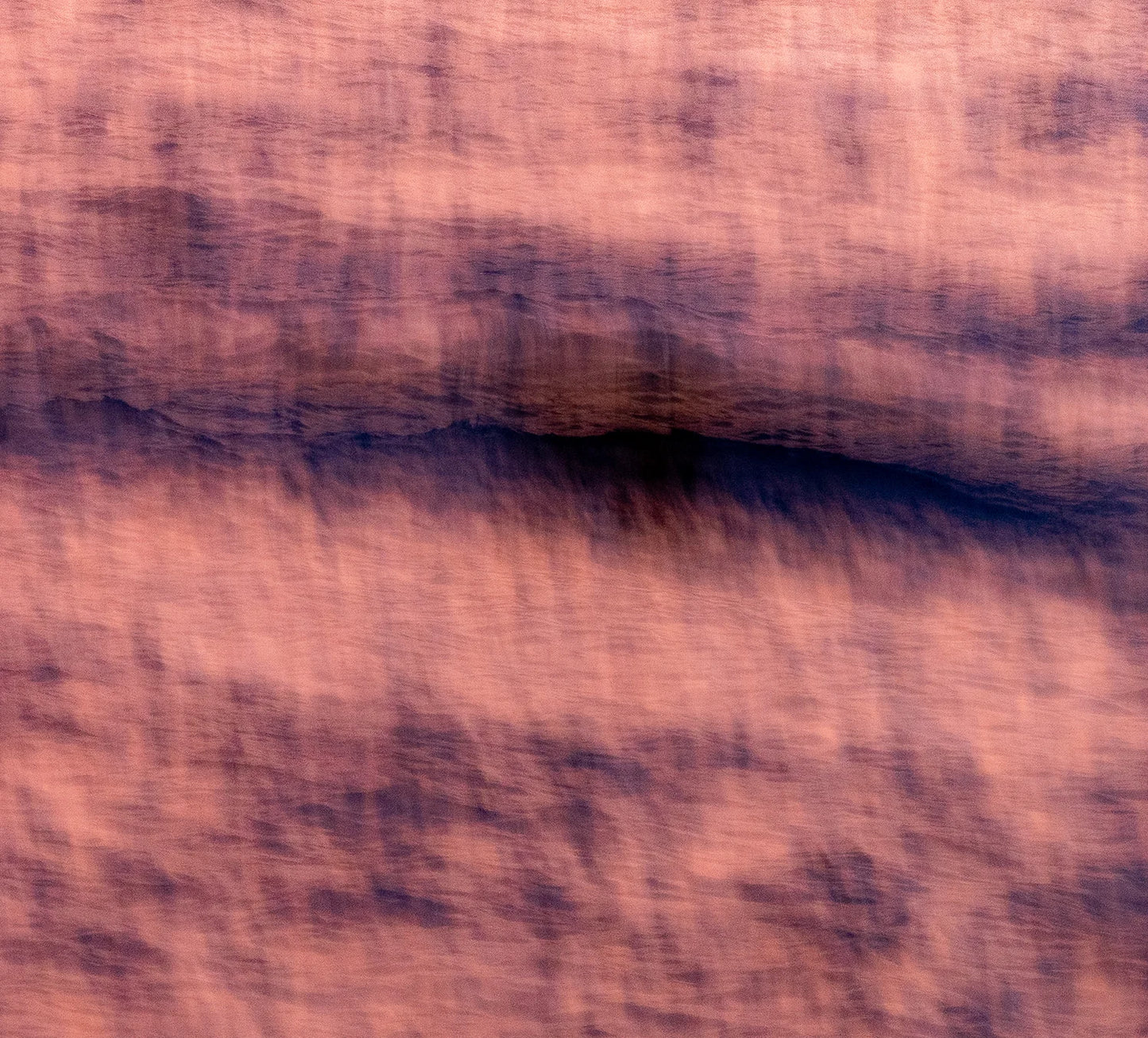 Detailansicht Tides misaligned Malte Lüdemann – Malerische Texturen, feine Wischspuren und horizontale Wellenkante in samtigen Erdtönen