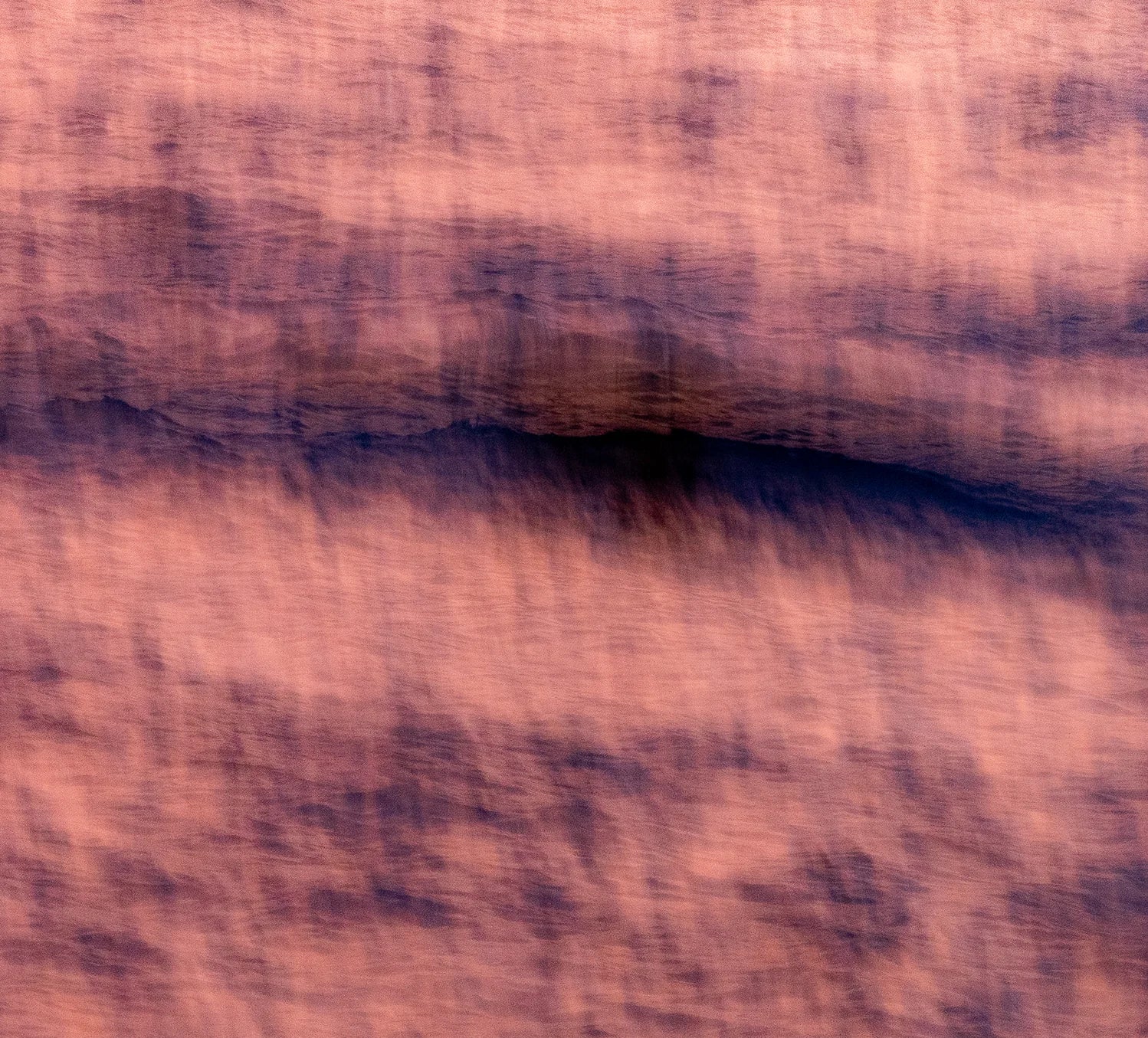 Detailansicht Tides misaligned Malte Lüdemann – Malerische Texturen, feine Wischspuren und horizontale Wellenkante in samtigen Erdtönen