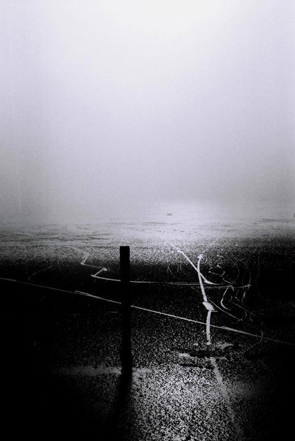 der vereiste chiemsee, fotografie schwarz weiß, weiter blick über das eis