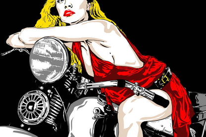 Eine Frau mit rotem Kleid und blonden Haaren sitzt auf einem Motorrad