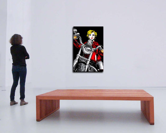 eine blonde Frau im roten Dress sitzt auf einem Motorrad, Popart, Gelb-rot-schwarz, an heller Wand im Museum hängend